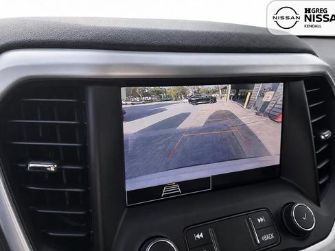 Used 2022 GMC Acadia SLE w/ Driver Convenience Package FWD image 9