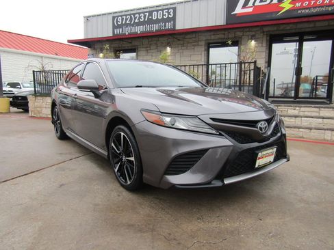 Used 2019 Toyota Camry XSE image 6