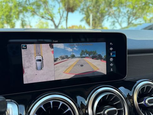 Used 2021 Mercedes-Benz GLB 250 w/ Premium Package image 26