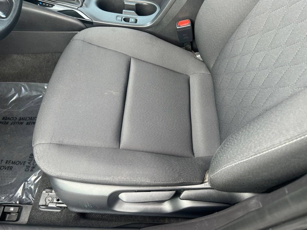 Used 2025 Toyota Corolla LE FWD image 17