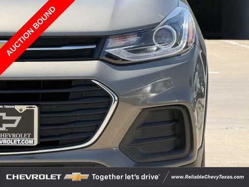 Used 2022 Chevrolet Trax LT w/ LT Convenience Package FWD image 4