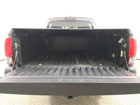 Used 2018 Toyota Tacoma TRD Off-Road image 10