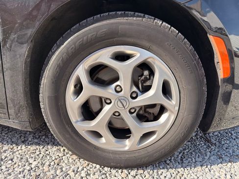 Used 2023 Chrysler Pacifica Limited image 14