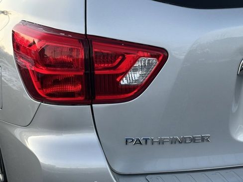 Used 2020 Nissan Pathfinder S image 12