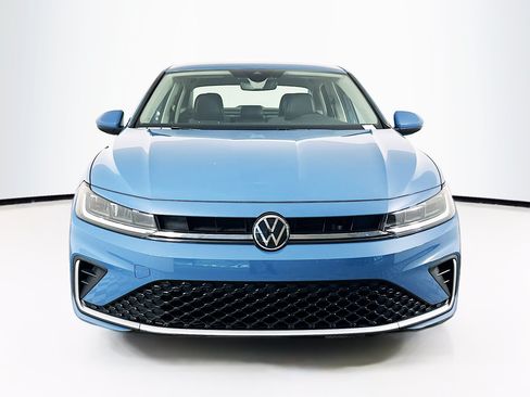 Used 2025 Volkswagen Jetta SE FWD image 2