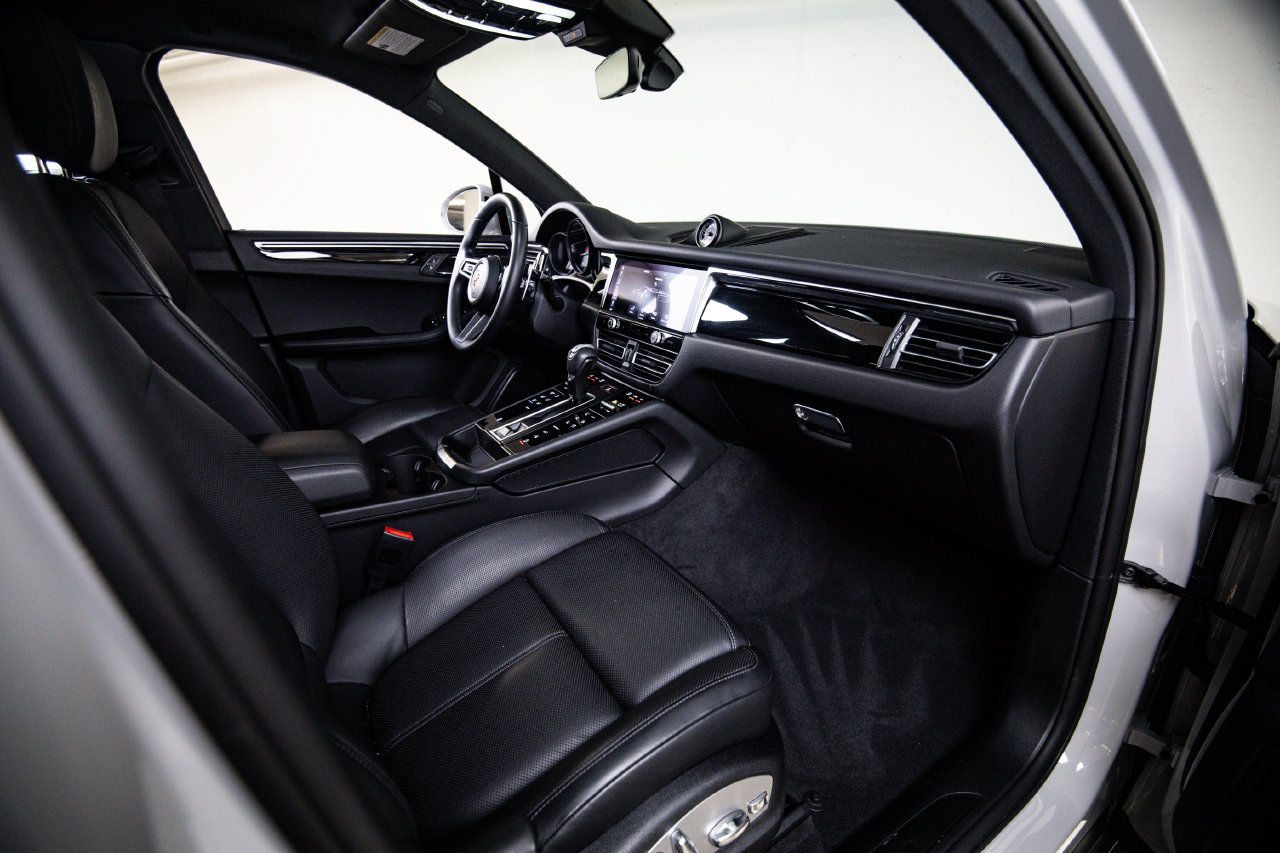 Certified 2025 Porsche Macan AWD/4WD image 27
