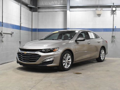 Used 2025 Chevrolet Malibu LT FWD image 2