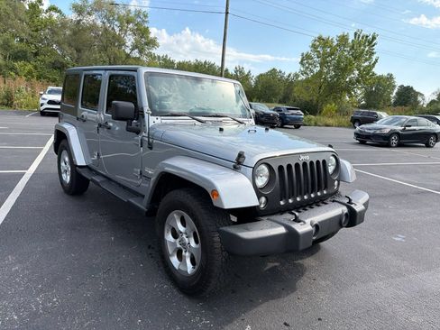 Used 2014 Jeep Wrangler Unlimited Sahara w/ Dual Top Group AWD/4WD image 9