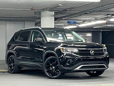 Certified 2022 Volkswagen Taos SE w/ Panoramic Sunroof Package image 2