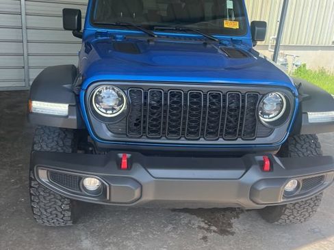 Used 2024 Jeep Wrangler Rubicon w/ Convenience Group AWD/4WD image 2