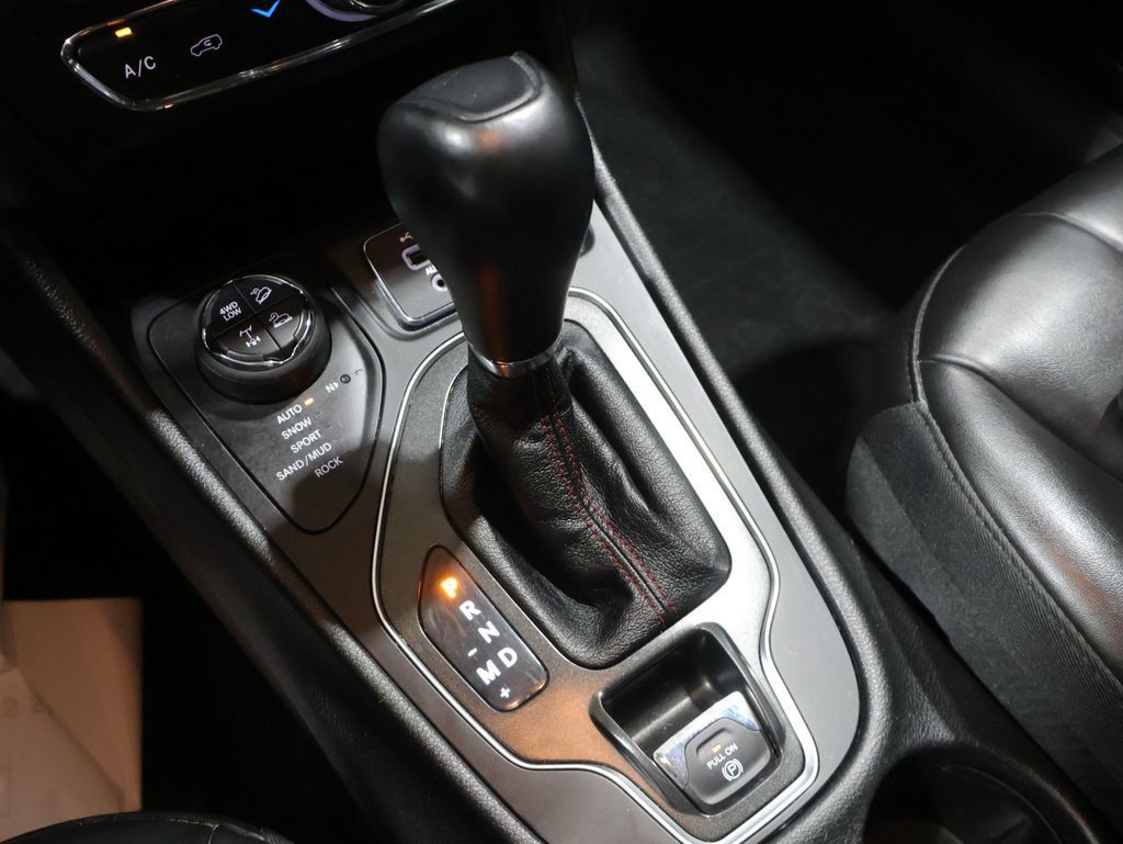 Used 2022 Jeep Cherokee Trailhawk AWD/4WD image 33