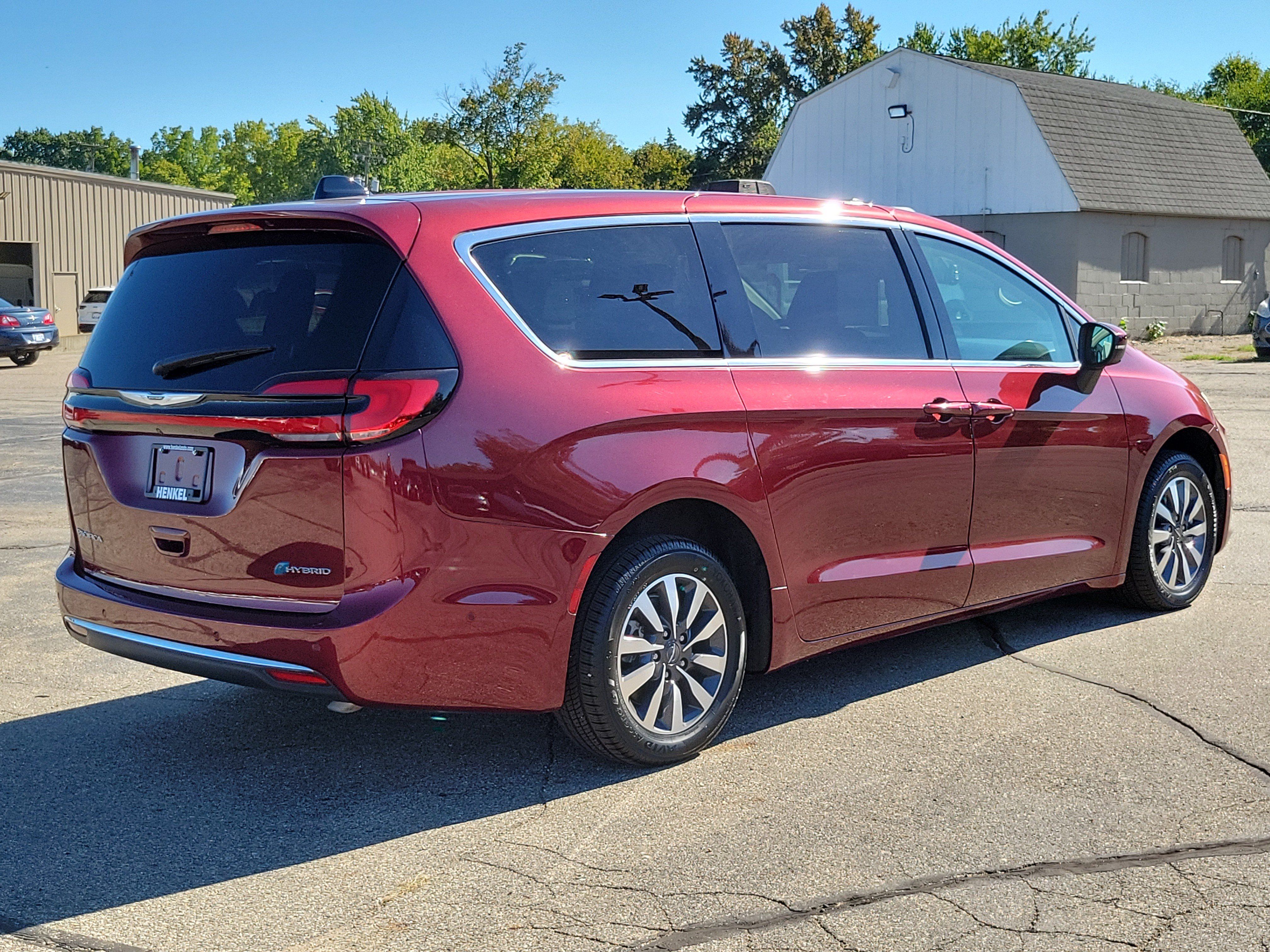 Used 2023 Chrysler Pacifica Touring-L FWD image 4