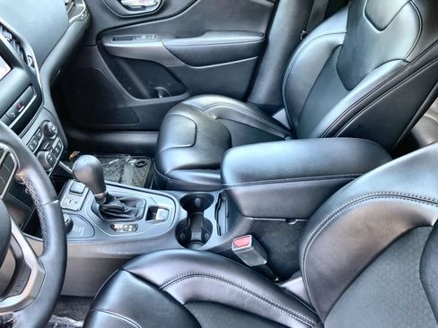 Used 2019 Jeep Cherokee Latitude Plus w/ Cold Weather Group AWD/4WD image 21