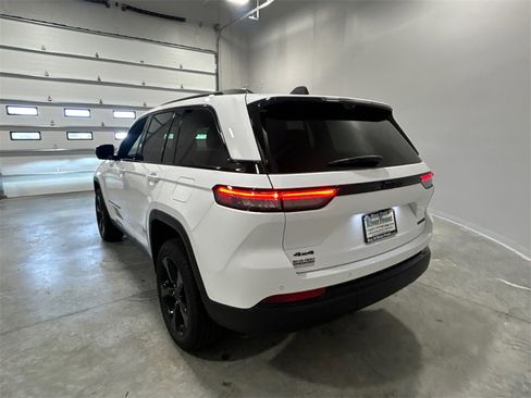 New 2025 Jeep Grand Cherokee Limited w/ Luxury Tech Group II image 8