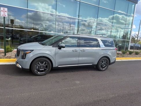 Used 2025 Kia Carnival SX FWD image 3