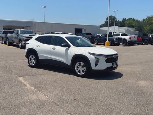 Used 2024 Chevrolet Trax LS FWD image 2