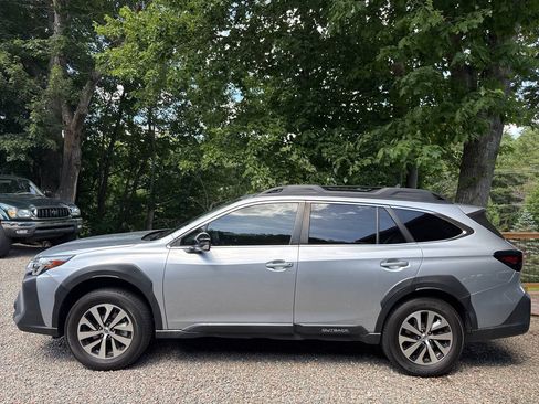 Used 2023 Subaru Outback Premium AWD/4WD image 1
