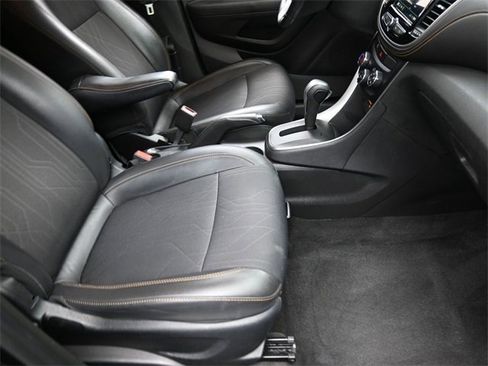 Used 2019 Chevrolet Trax LT w/ LT Convenience Package image 21