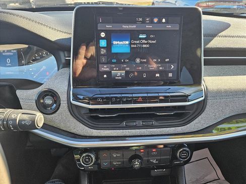 Used 2022 Jeep Compass Latitude image 11