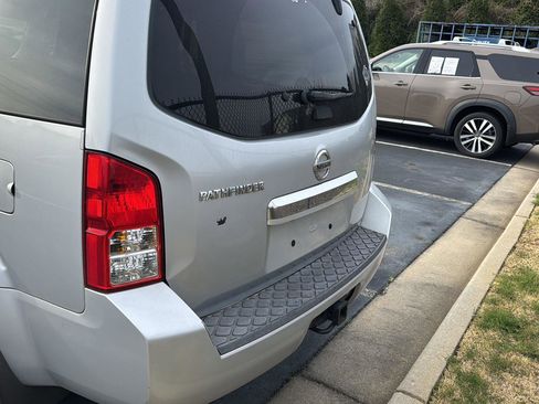 Used 2011 Nissan Pathfinder SV image 8