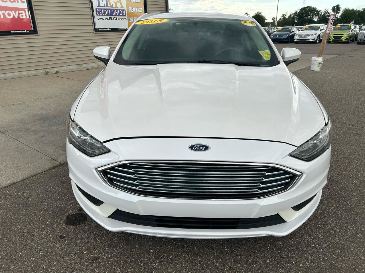 Used 2018 Ford Fusion SE w/ Fusion SE Technology Package FWD image 2