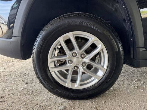 Used 2025 Jeep Grand Cherokee Laredo X w/ Luxury Tech Group I image 45