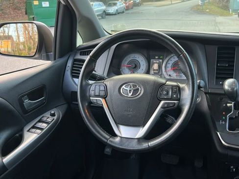 Used 2019 Toyota Sienna SE image 18