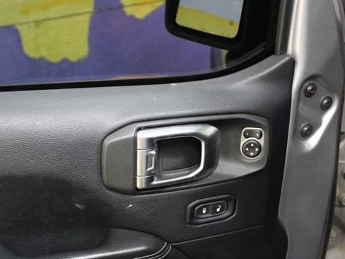 Used 2018 Jeep Wrangler Unlimited Sahara w/ Uconnect 4C Nav & Sound Group AWD/4WD image 11
