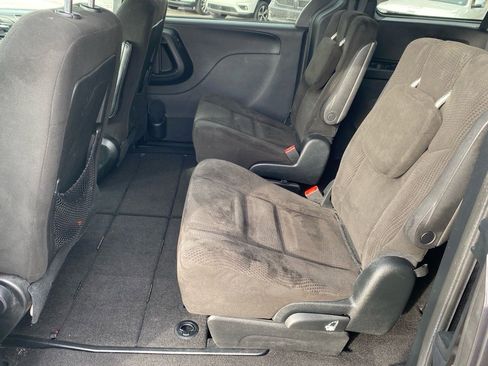 Used 2016 Dodge Grand Caravan SE image 18