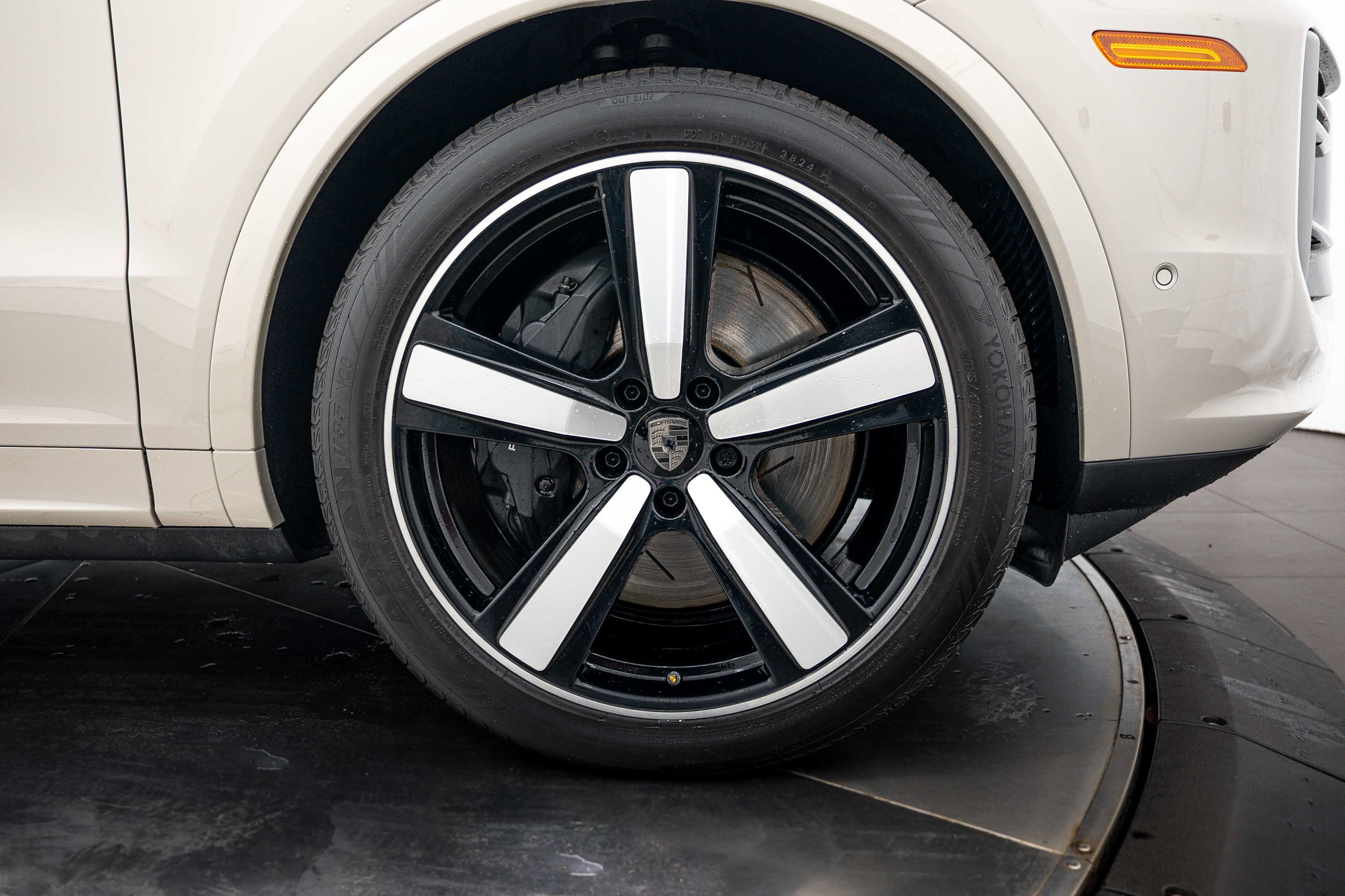 Certified 2025 Porsche Cayenne Turbo AWD/4WD image 11