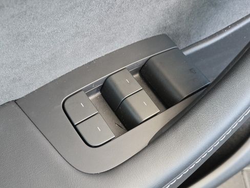 Used 2023 Tesla Model Y 2WD image 24