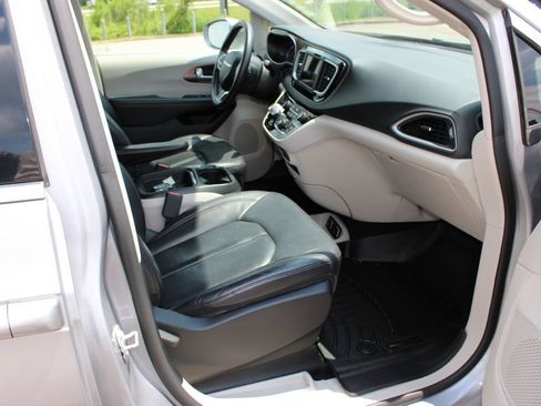 Used 2018 Chrysler Pacifica Touring-L FWD image 6