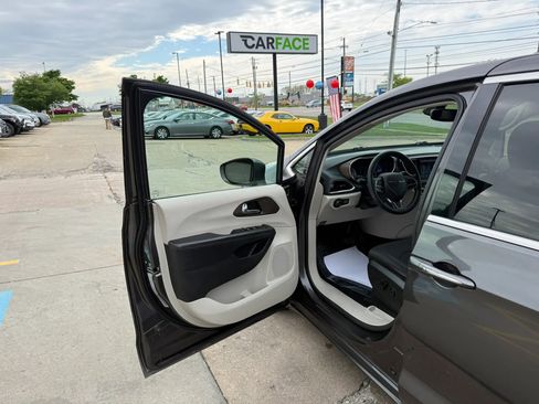 Used 2019 Chrysler Pacifica Touring Plus w/ Tire & Wheel Group FWD image 19
