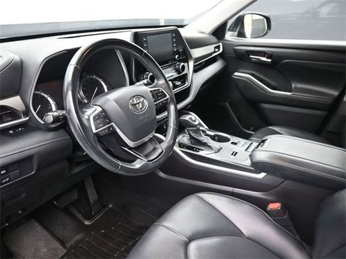 Used 2022 Toyota Highlander XLE image 18