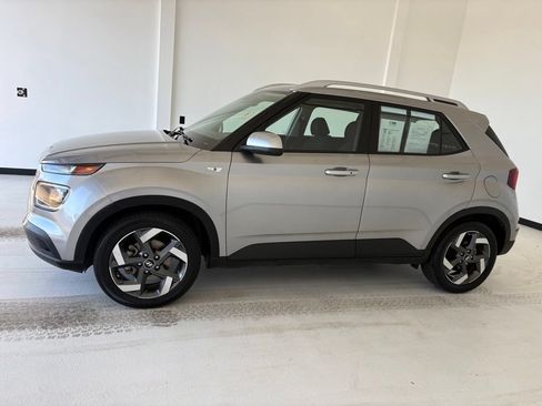 Used 2024 Hyundai Venue SEL FWD image 19
