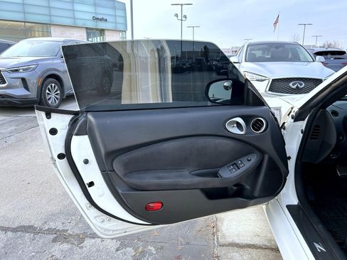 Used 2014 Nissan 370Z Touring w/ Sport Package image 9