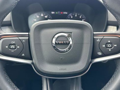 Used 2022 Volvo XC40 T5 Momentum image 24