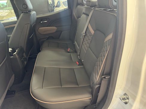 Used 2025 GMC Canyon Denali image 10