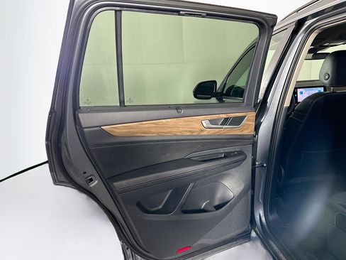 Used 2025 Volkswagen Atlas SE image 25