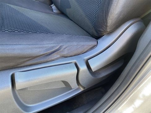 Used 2020 Nissan Rogue Sport S image 19