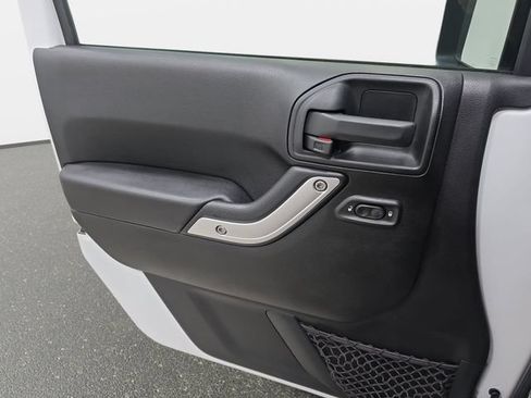 Used 2017 Jeep Wrangler Unlimited Sahara w/ Connectivity Group AWD/4WD image 22