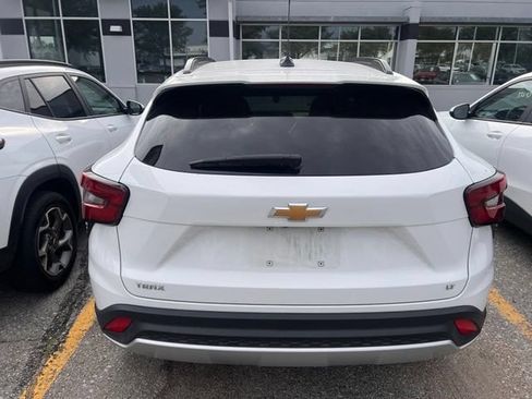 Used 2025 Chevrolet Trax LT w/ LT Convenience Package FWD image 4