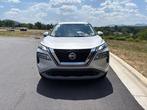 Used 2021 Nissan Rogue SV AWD/4WD image 2