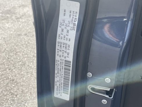 Used 2019 Jeep Cherokee Latitude Plus w/ Comfort/Convenience Group image 30