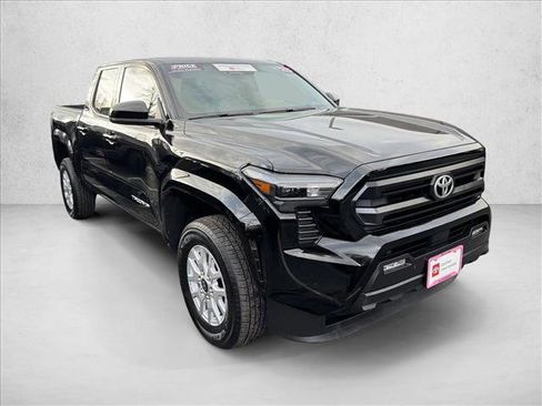 Certified 2025 Toyota Tacoma SR5 AWD/4WD image 3