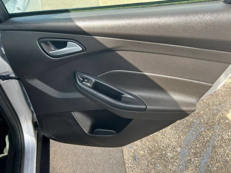 Used 2016 Ford Focus SE FWD image 11
