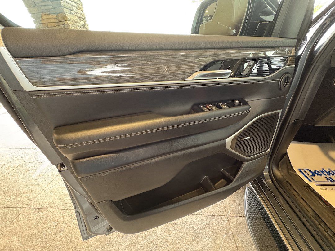 Used 2022 Jeep Wagoneer Series III w/ Rear Seat Video Group 1 AWD/4WD image 21
