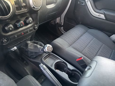 Used 2012 Jeep Wrangler Unlimited Sahara image 22