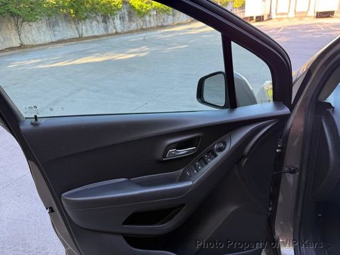 Used 2022 Chevrolet Trax LS AWD/4WD image 16
