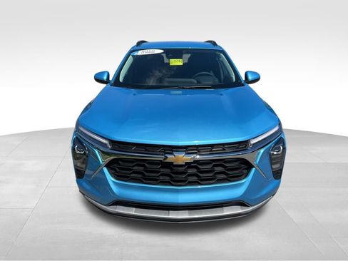 Used 2025 Chevrolet Trax LT w/ Driver Confidence Package FWD image 3